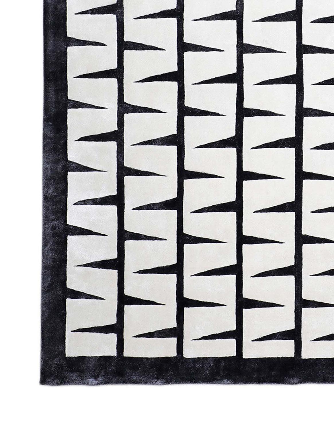 Product: Luxury Carpet | Color: Black & White | Size: 4'6" x 6'6"