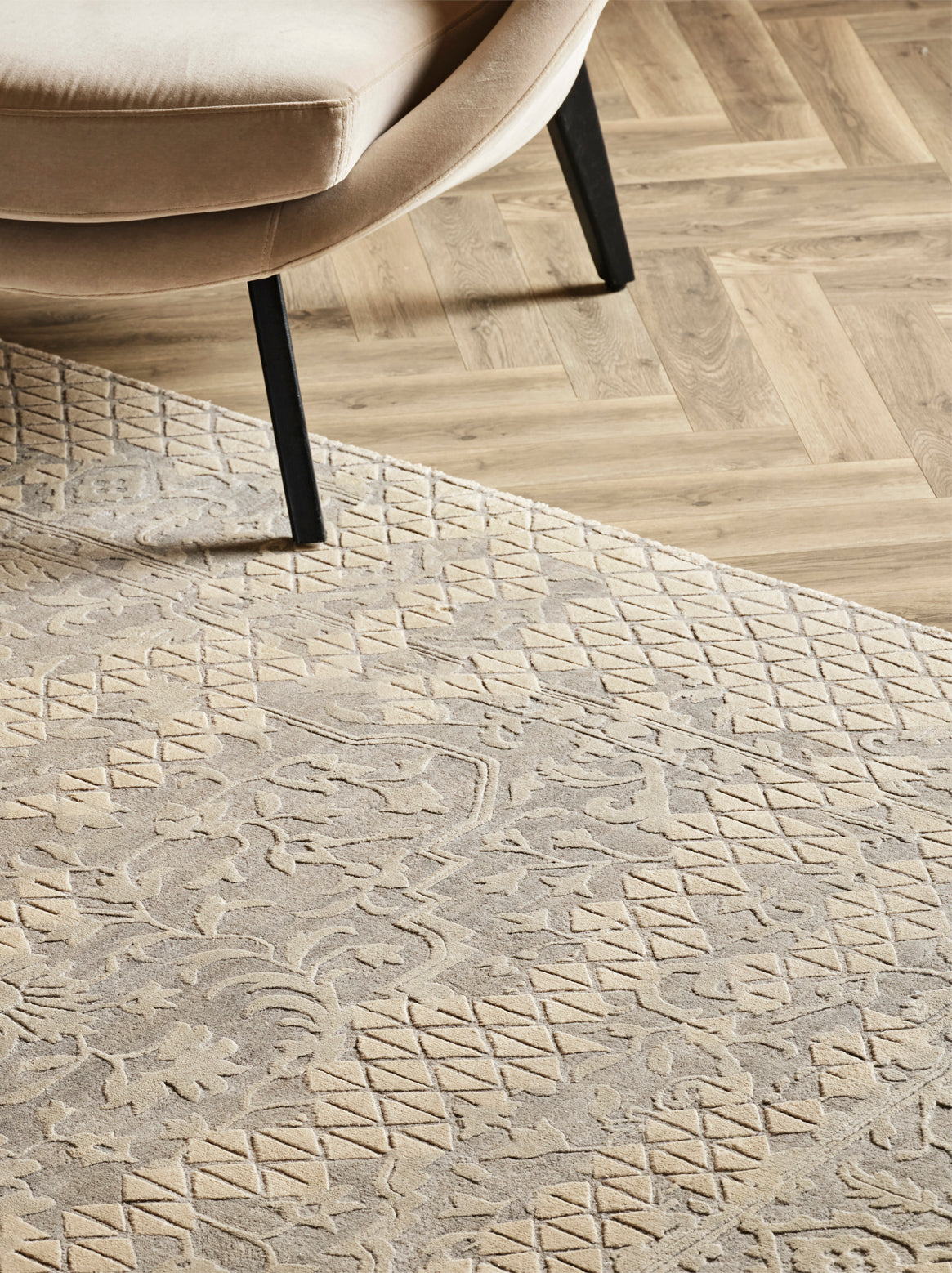 Luxury hand knotted carpet made from Wool & Botanical Silk in silver color and 5'6" x 8' size